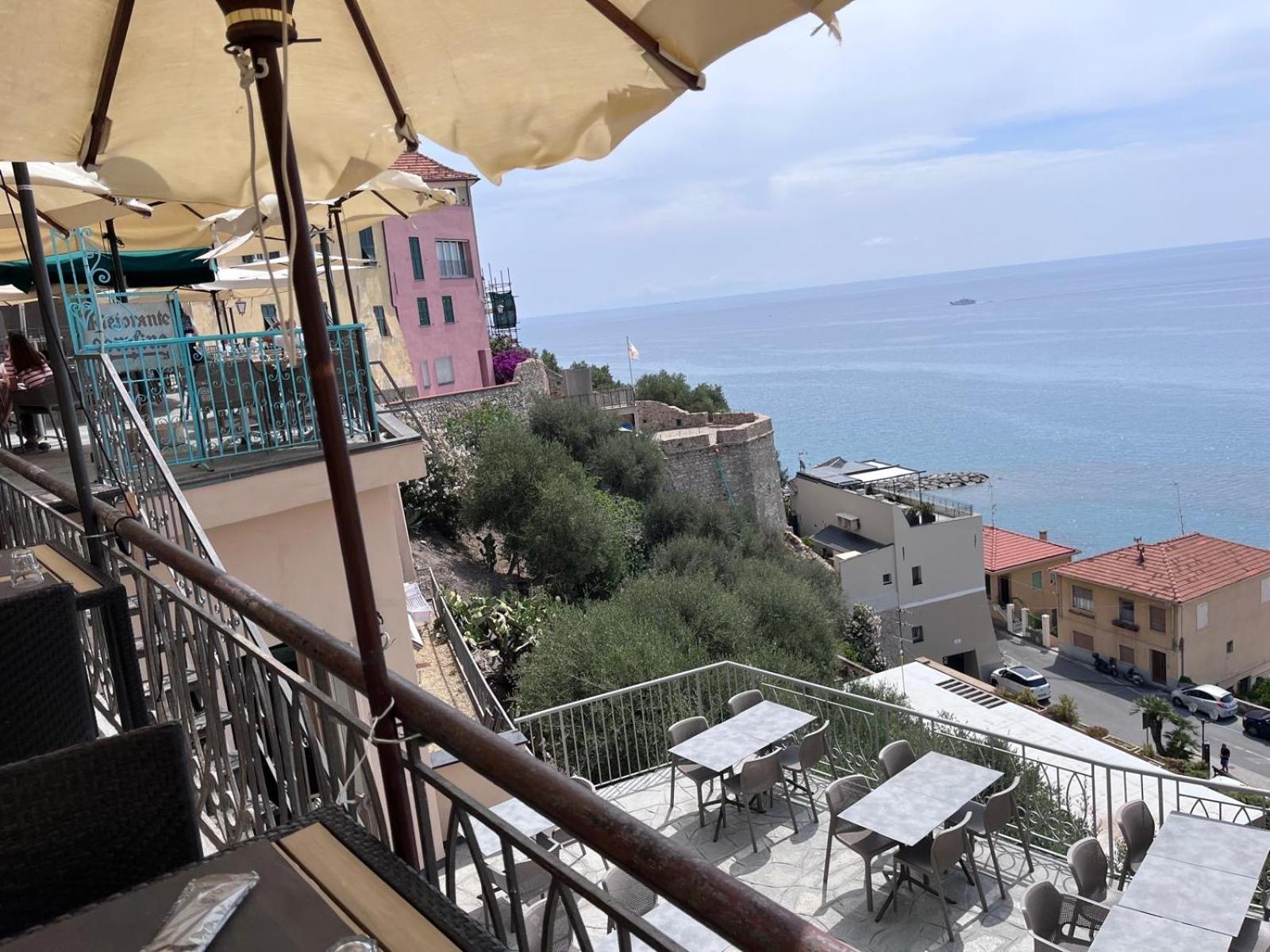 La Finestra Sul Borgo Acomodação com café da manhã Cervo Exterior foto
